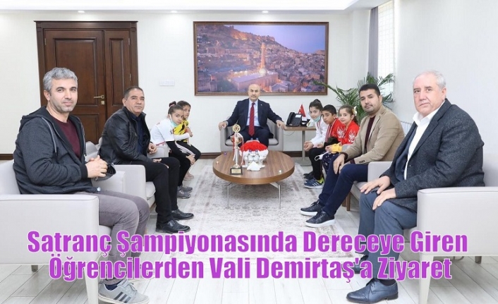 Satranç Şampiyonasında Dereceye Giren Öğrencilerden Vali Demirtaş'a Ziyaret