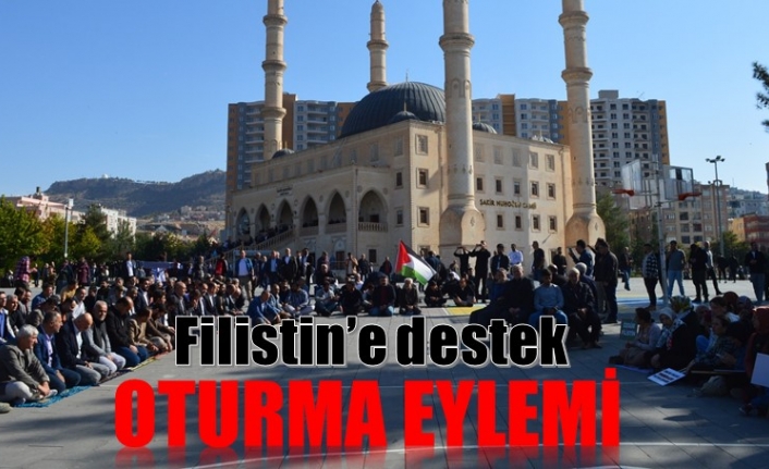 Filistin’e destek amacıyla oturma eylemi yapıldı.