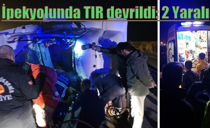 İpekyolunda TIR devrildi: 2 Yaralı