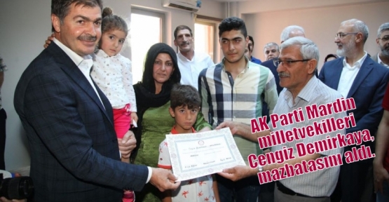 AK Parti Mardin milletvekili Cengiz Demirkaya, mazbatasını aldı.