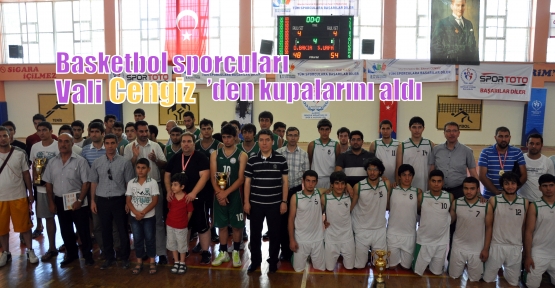 Basketbol sporcuları Vali Cengiz’den kupalarını aldı