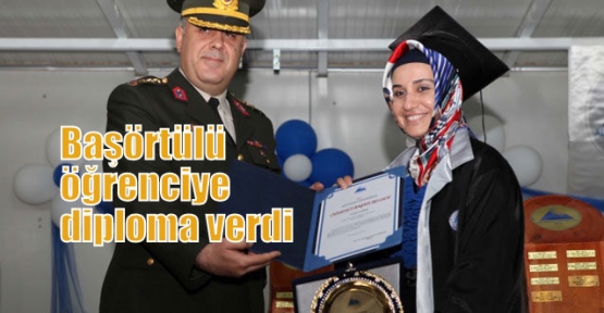 Başörtülü öğrenciye diploma verdi