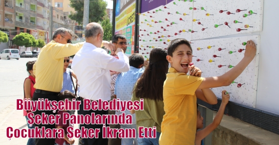 Büyükşehir Belediyesi Şeker Panolarında Çocuklara Şeker İkram Etti