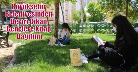 Büyükşehir Belediyesinden Dışarı Çıkan Gençlere Kitap Dağıtımı