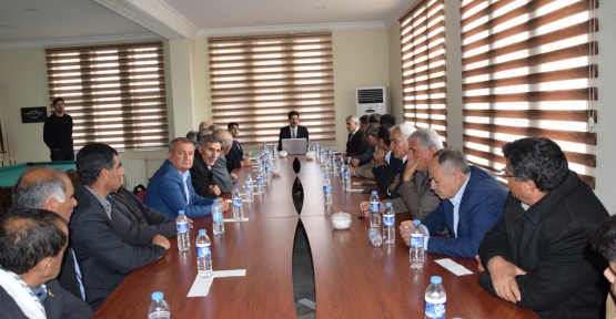 Derik Belediye Başkan vekili Kafkas,Muhtarlarla bir araya geldi.