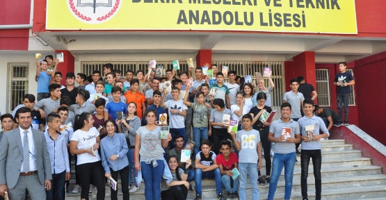 Derik te  530 Öğrenci aynı anda Öğretmenleriyle 1 saat kitap okudu