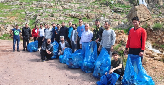 Derik'te İşçi ve Emekçi Dayanışma gününde Gap Şelalesinde çöp topladılar