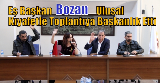 Eş Başkan Bozan Ulusal Kıyafetle Toplantıya Başkanlık Etti
