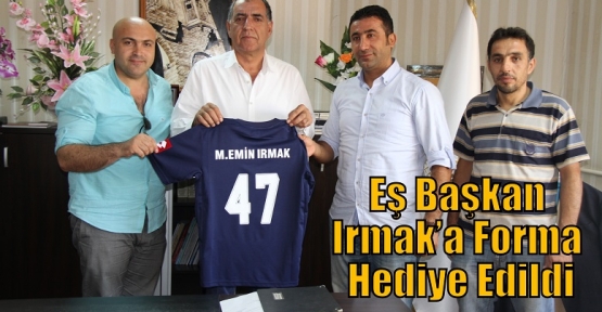 Eş Başkan Irmak’a Forma Hediye Edildi