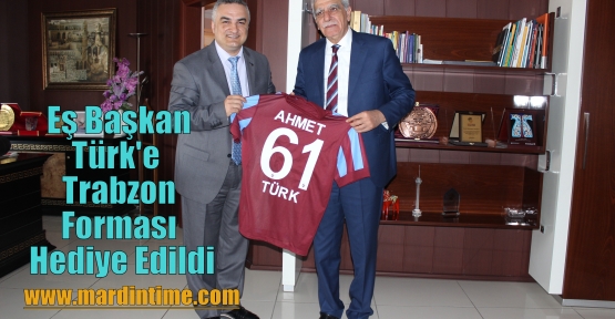 Eş Başkan Türk'e  Trabzon Forması Hediye Edildi
