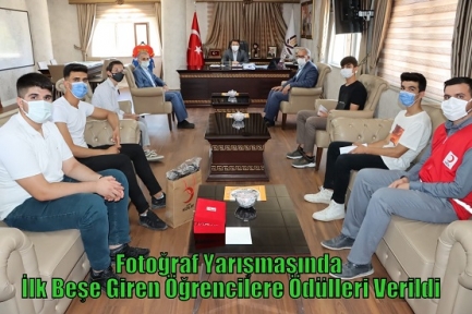 Fotoğraf Yarışmasında İlk Beşe Giren Öğrencilere Ödülleri Verildi