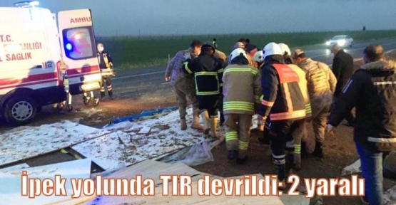 İpek yolunda TIR devrildi: 2 yaralı