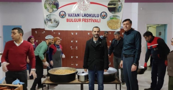 Kızıltepe Vatan İlkokulu'nda Yerli Malı Haftası Dolayısıyla Öğrencilere Bulgur İkramı yapıldı.