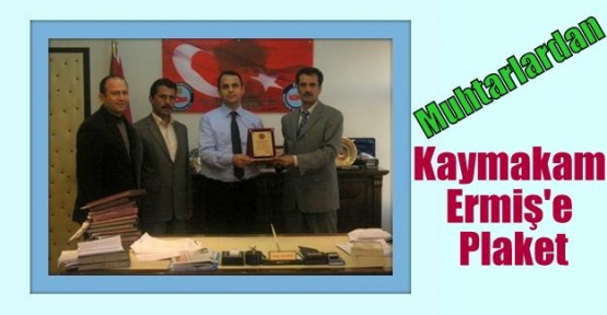 Muhtarlardan Kaymakam Ermiş'e plaket