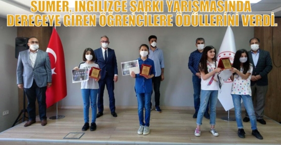 SÜMER, İNGİLİZCE ŞARKI YARIŞMASINDA DERECEYE GİREN ÖĞRENCİLERE ÖDÜLLERİNİ VERDİ.