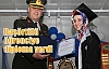 Başörtülü öğrenciye diploma verdi