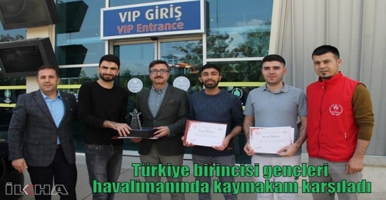 Türkiye birincisi gençleri havalimanında kaymakam karşıladı
