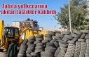 Zabıta yol kenarına bırakılan lastikler kaldırdı