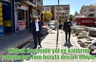 Midyat ilçesinde yol ve kaldırım çalışmaları...