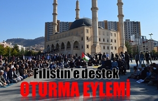 Filistin’e destek amacıyla oturma eylemi yapıldı.