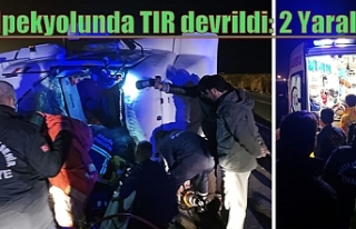 İpekyolunda TIR devrildi: 2 Yaralı