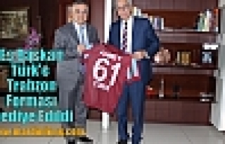Eş Başkan Türk'e Trabzon Forması Hediye Edildi