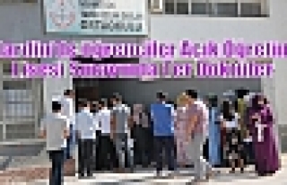 Mardin'de öğrenciler Açık Öğretim Lisesi Sınavında...