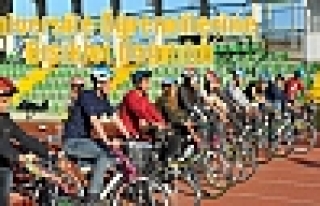 Üniversite Öğrencilerine Bisiklet Dağıtıldı