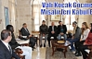 Vali Koçak Göçmen Misafirleri Kabul Etti