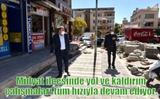 Midyat ilçesinde yol ve kaldırım çalışmaları tüm hızıyla devam ediyor.