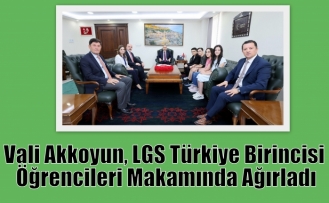 Vali Akkoyun, LGS Türkiye Birincisi Öğrencileri Makamında Ağırladı