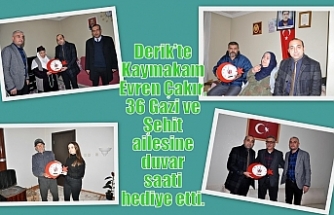 Derik’te Kaymakam  Evren Çakır, 36 Gazi ve Şehit ailesine duvar saati hediye etti.