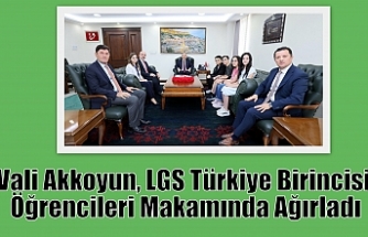 Vali Akkoyun, LGS Türkiye Birincisi Öğrencileri Makamında Ağırladı