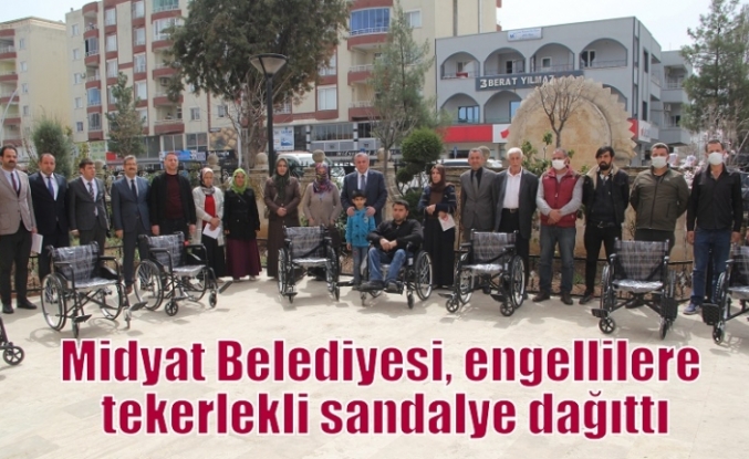 Midyat Belediyesi, engellilere tekerlekli sandalye dağıttı