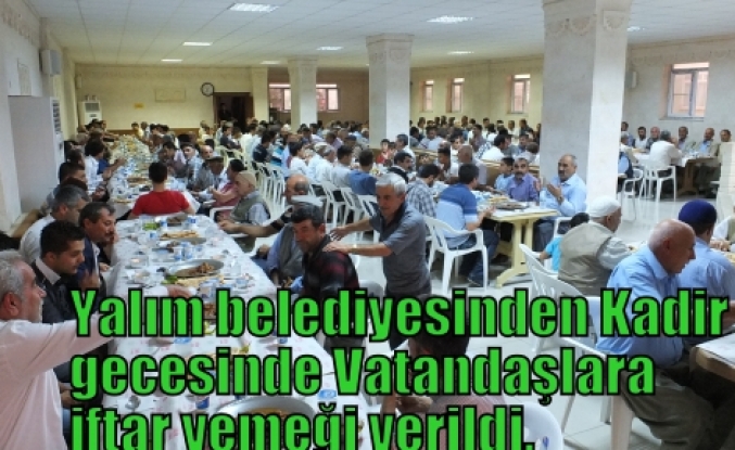 Yalım belediyesi Başkanı Abdulkerim Adam Kadir gecesinde Vatandaşlara iftar yemeği verdi.